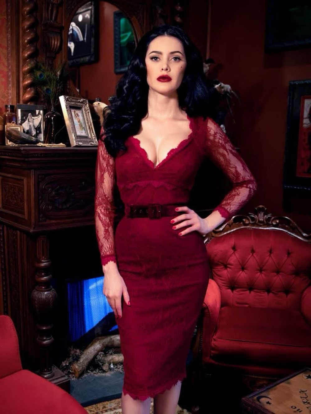 La Femme En Noir La Dentelle Dress in Wine Red